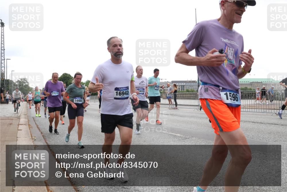 29.06.2025 - hella hamburg halbmarathon Lena Gebhardt http://msf.ph/oto/8345070 29.06.2025 10:38:26 Lombardsbrücke 17511, 14406, 1791, 16942, 13833, 1596, 56, 1196, 1394, 1457, 1596, 1721, 1742, 1791, 1901, 1966, 2113, 2151, 2498, 2576, 2660, 2786, 3010, 3094, 3095, 3216, 3242, 3286, 3323, 3338, 3635, 3636, 3716, 3726, 3777, 3841, 3880, 4028, 4139, 4155, 4159, 4259, 4260, 4316, 4414, 4883, 4921, 5085, 5089, 5155, 5300, 5617, 5684, 5713, 5735, 5913, 6199, 6200, 6695, 6696, 6697, 6751, 6875, 6930, 7117, 7118, 7148, 7165, 7371, 7552, 7561, 7629, 7692, 7849, 7868, 7914 meine-sportfotos.de