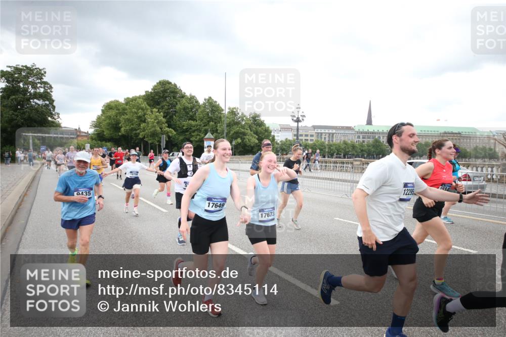 29.06.2025 - hella hamburg halbmarathon Jannik Wohlers http://msf.ph/oto/8345114 29.06.2025 10:55:57 Lombardsbrücke 1047, 1113, 1738, 2095, 2915, 3257, 3675, 3676, 3953, 3987, 4083, 5580, 5693, 5757, 6690, 6968, 7025, 7028, 7090, 7711, 8517, 8766, 9383, 9435, 9606, 9948, 9953, 10740, 10784, 10932, 10987, 11298, 11628, 11862, 11863, 12295, 12296, 12551, 13395, 13405, 13965, 14613, 15103, 15443, 15696, 15699, 15747, 16655, 16934, 17084, 17092, 17398, 17494, 17649, 17673, 18047, 18247, 18349, 18798, 19228 meine-sportfotos.de