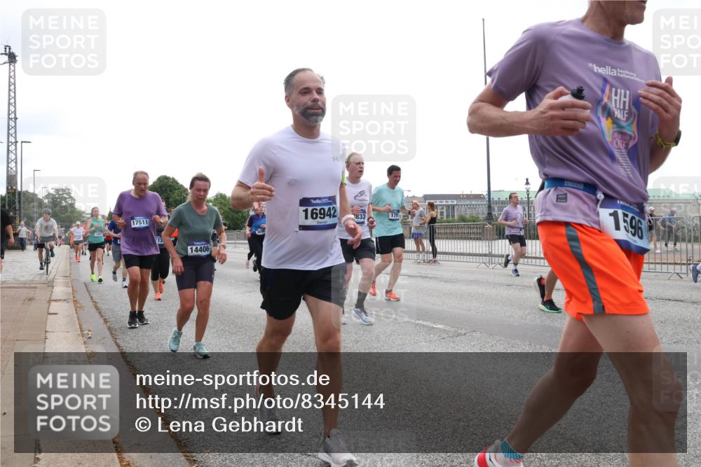29.06.2025 - hella hamburg halbmarathon Lena Gebhardt http://msf.ph/oto/8345144 29.06.2025 10:38:26 Lombardsbrücke 12677, 17511, 13, 14406, 16942, 1833, 1791, 1596, 56, 1196, 1394, 1457, 1596, 1721, 1742, 1791, 1901, 1966, 2113, 2151, 2498, 2576, 2660, 2786, 3010, 3094, 3095, 3216, 3242, 3286, 3323, 3338, 3635, 3636, 3716, 3726, 3777, 3841, 3880, 4028, 4139, 4155, 4159, 4259, 4260, 4316, 4414, 4883, 4921, 5085, 5089, 5155, 5300, 5617, 5684, 5713, 5735, 5913, 6199, 6200, 6695, 6696, 6697, 6751, 6875, 6930, 7117, 7118, 7148, 7165, 7371, 7552, 7561, 7629, 7692, 7849, 7868, 7914 meine-sportfotos.de