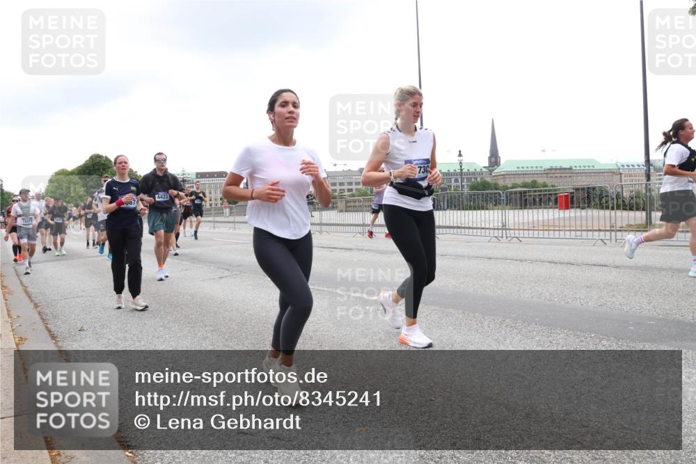 29.06.2025 - hella hamburg halbmarathon Lena Gebhardt http://msf.ph/oto/8345241 29.06.2025 10:47:48 Lombardsbrücke 18415, 007, 4423, 730, 1045, 1246, 1392, 1434, 1523, 1618, 1639, 1701, 1926, 2148, 2163, 2197, 2407, 2491, 2545, 2704, 2790, 2882, 2994, 3049, 3339, 3468, 4037, 4325, 4327, 4423, 4856, 4895, 4974, 4975, 5621, 5622, 5886, 5895, 6255, 6256, 6995, 7240, 7393, 7394, 7403, 7427, 7630, 7916, 7970, 8077, 8270, 8310, 8550, 8774, 8915, 8953, 9018, 9356, 9687, 9696, 9697, 10658, 10777, 10794, 10991, 11351, 11458, 11548, 11730, 11738, 11802, 11909, 12431 meine-sportfotos.de