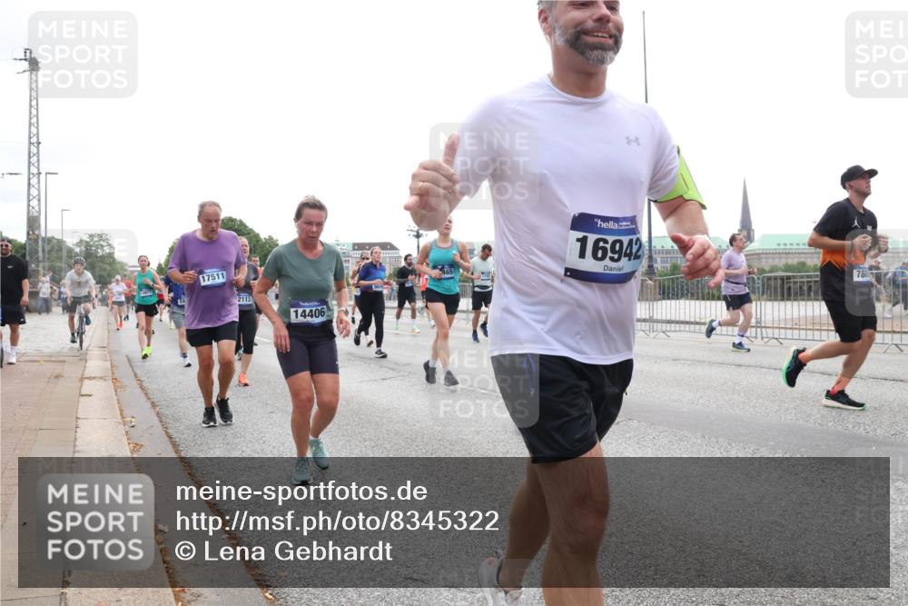 29.06.2025 - hella hamburg halbmarathon Lena Gebhardt http://msf.ph/oto/8345322 29.06.2025 10:38:27 Lombardsbrücke 12677, 17511, 2113, 14406, 465, 16942, 786, 56, 1196, 1394, 1457, 1596, 1721, 1742, 1791, 1901, 1966, 2113, 2151, 2498, 2576, 2660, 2693, 2786, 3010, 3094, 3095, 3216, 3242, 3286, 3323, 3338, 3635, 3636, 3716, 3726, 3777, 3841, 3880, 4028, 4139, 4155, 4159, 4259, 4260, 4316, 4414, 4883, 4921, 5085, 5089, 5155, 5300, 5617, 5684, 5713, 5735, 5913, 6199, 6200, 6695, 6696, 6751, 6875, 6930, 7117, 7118, 7148, 7165, 7371, 7552, 7561, 7629, 7692, 7849, 7868, 7914 meine-sportfotos.de
