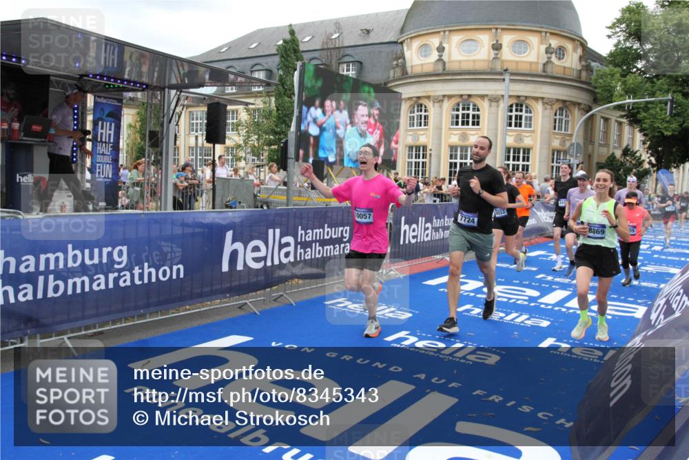 29.06.2025 - hella hamburg halbmarathon Michael Strokosch http://msf.ph/oto/8345343 29.06.2025 10:52:03 Ziel 4033, 5102, 5336, 6390, 7130, 7409, 7724, 8413, 8977, 10057, 15356, 15506, 15690, 16179, 17978, 18869 meine-sportfotos.de