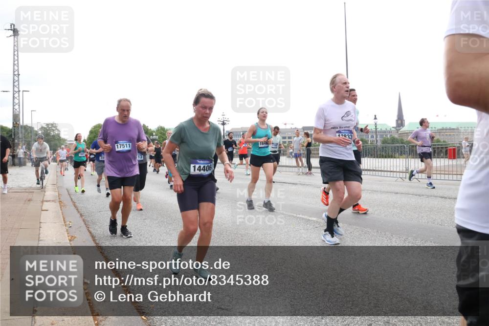 29.06.2025 - hella hamburg halbmarathon Lena Gebhardt http://msf.ph/oto/8345388 29.06.2025 10:38:27 Lombardsbrücke 12671, 17511, 13, 14406, 1646, 12833, 56, 1196, 1394, 1457, 1596, 1721, 1742, 1791, 1901, 1966, 2113, 2151, 2498, 2576, 2660, 2693, 2786, 3010, 3094, 3095, 3216, 3242, 3286, 3323, 3338, 3635, 3636, 3716, 3726, 3777, 3841, 3880, 4028, 4139, 4155, 4159, 4259, 4260, 4316, 4414, 4883, 4921, 5085, 5089, 5155, 5300, 5617, 5684, 5713, 5735, 5913, 6199, 6200, 6695, 6696, 6751, 6875, 6930, 7117, 7118, 7148, 7165, 7371, 7552, 7561, 7629, 7692, 7849, 7868, 7914 meine-sportfotos.de