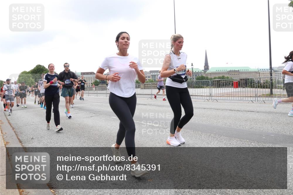 29.06.2025 - hella hamburg halbmarathon Lena Gebhardt http://msf.ph/oto/8345391 29.06.2025 10:47:48 Lombardsbrücke 18415, 687, 4423, 1045, 1246, 1392, 1434, 1523, 1618, 1639, 1701, 1926, 2148, 2163, 2197, 2407, 2491, 2545, 2704, 2790, 2882, 2994, 3049, 3339, 3468, 4037, 4325, 4327, 4423, 4856, 4895, 4974, 4975, 5621, 5622, 5886, 5895, 6255, 6256, 6995, 7240, 7393, 7394, 7403, 7427, 7630, 7916, 7970, 8077, 8270, 8310, 8550, 8774, 8915, 8953, 9018, 9356, 9687, 9696, 9697, 10658, 10777, 10794, 10991, 11351, 11458, 11548, 11730, 11738, 11802, 11909, 12431 meine-sportfotos.de