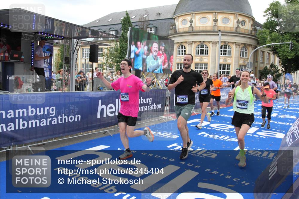 29.06.2025 - hella hamburg halbmarathon Michael Strokosch http://msf.ph/oto/8345404 29.06.2025 10:52:03 Ziel 4033, 5102, 5336, 6390, 7130, 7409, 7724, 8413, 8977, 10057, 15356, 15506, 15690, 16179, 17978, 18869 meine-sportfotos.de