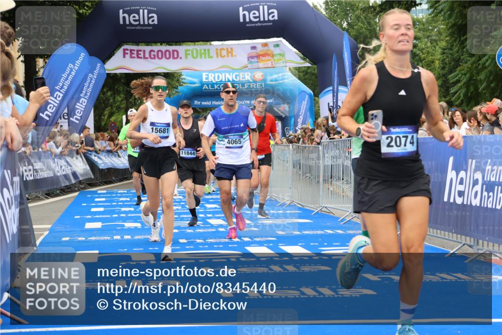 29.06.2025 - hella hamburg halbmarathon Strokosch-Dieckow http://msf.ph/oto/8345440 29.06.2025 10:53:17 Ziel 1683, 1727, 2074, 2354, 4065, 6198, 6942, 7312, 7383, 8273, 8361, 8651, 9142, 11844, 12490, 12875, 13997, 15179, 15681, 15838, 16929, 16986, 18134, 18901 meine-sportfotos.de