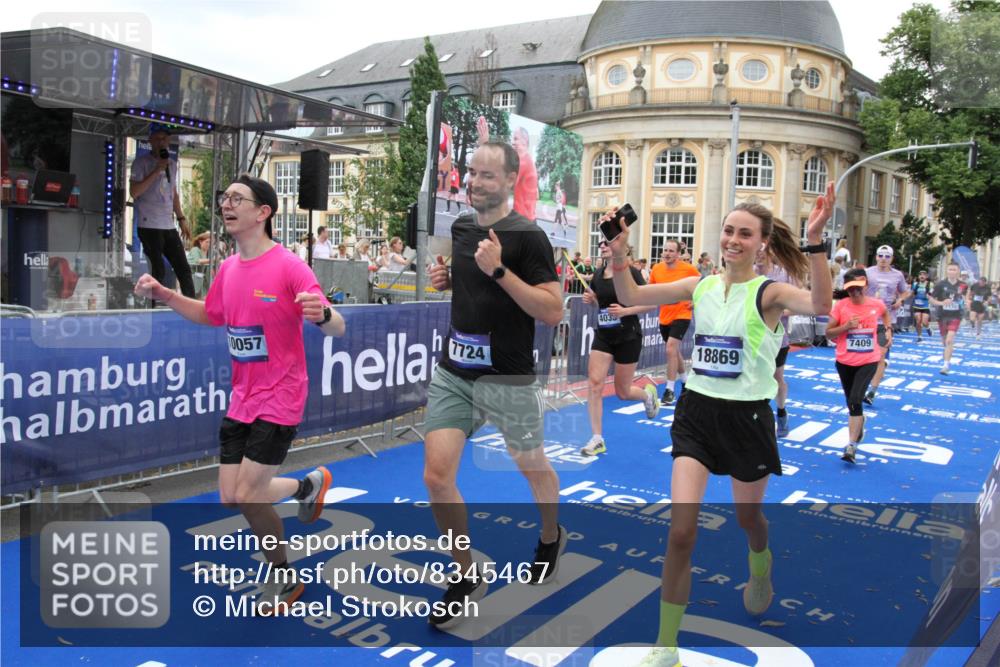 29.06.2025 - hella hamburg halbmarathon Michael Strokosch http://msf.ph/oto/8345467 29.06.2025 10:52:04 Ziel 4033, 5336, 6390, 7130, 7409, 7724, 8413, 8977, 10057, 15356, 15506, 16179, 17978, 18869 meine-sportfotos.de