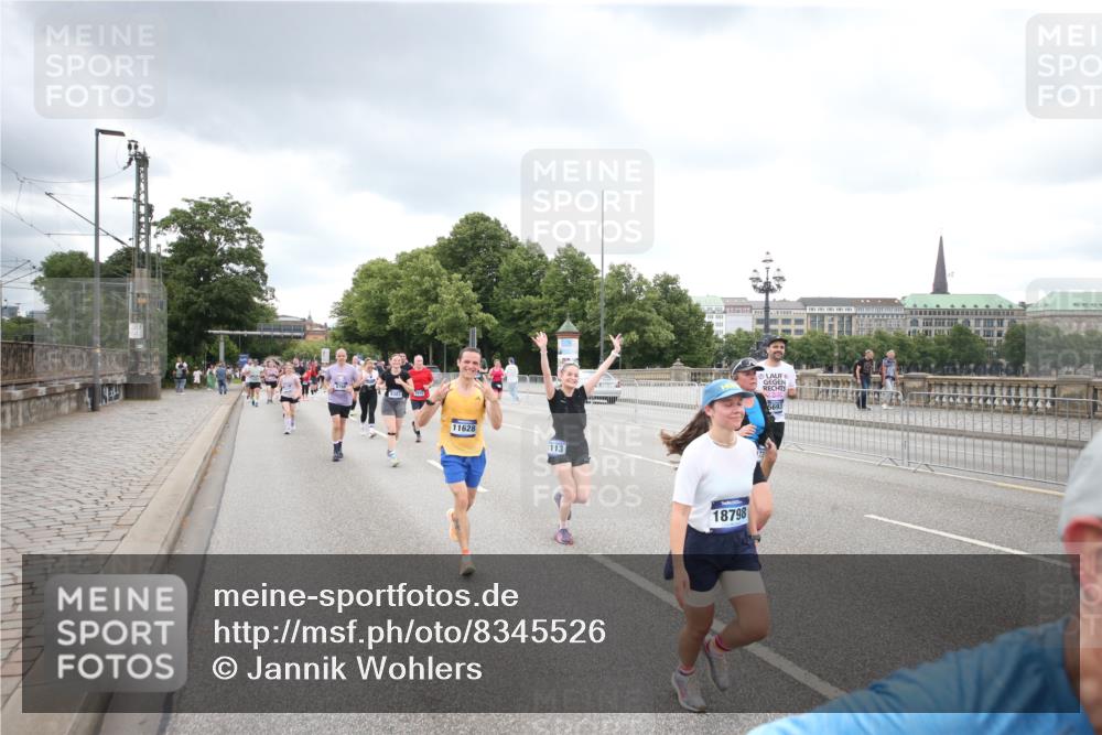29.06.2025 - hella hamburg halbmarathon Jannik Wohlers http://msf.ph/oto/8345526 29.06.2025 10:55:59 Lombardsbrücke 1047, 1113, 2915, 3257, 3675, 3676, 3953, 3987, 4083, 5237, 5580, 5693, 5757, 6690, 7025, 7028, 7090, 7307, 7711, 8108, 8517, 8606, 8766, 9383, 9435, 9606, 9948, 9953, 10555, 10569, 10740, 10784, 10932, 11298, 11628, 11862, 11863, 12295, 12296, 12543, 12551, 13395, 13405, 13965, 14613, 15103, 15443, 15696, 15699, 15747, 16655, 16934, 17084, 17092, 17398, 17494, 17649, 17673, 17797, 18047, 18247, 18798, 19228 meine-sportfotos.de