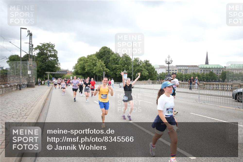 29.06.2025 - hella hamburg halbmarathon Jannik Wohlers http://msf.ph/oto/8345566 29.06.2025 10:55:59 Lombardsbrücke 1047, 1113, 2915, 3257, 3675, 3676, 3953, 3987, 4083, 5237, 5580, 5693, 5757, 6690, 7025, 7028, 7090, 7307, 7711, 8108, 8517, 8606, 8766, 9383, 9435, 9606, 9948, 9953, 10555, 10569, 10740, 10784, 10932, 11298, 11628, 11862, 11863, 12295, 12296, 12543, 12551, 13395, 13405, 13965, 14613, 15103, 15443, 15696, 15699, 15747, 16655, 16934, 17084, 17092, 17398, 17494, 17649, 17673, 17797, 18047, 18247, 18798, 19228 meine-sportfotos.de