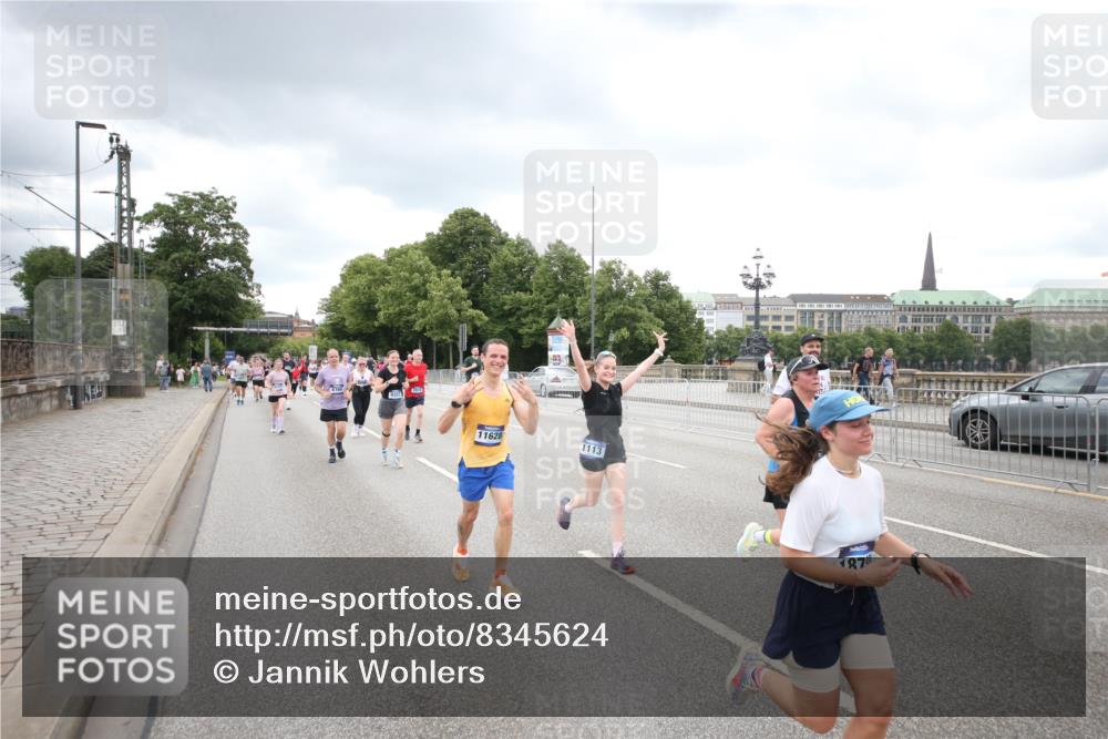29.06.2025 - hella hamburg halbmarathon Jannik Wohlers http://msf.ph/oto/8345624 29.06.2025 10:56:00 Lombardsbrücke 1047, 1113, 2915, 3257, 3520, 3675, 3676, 3953, 3987, 4083, 5237, 5693, 5757, 6690, 7025, 7028, 7090, 7307, 7711, 8108, 8517, 8606, 8766, 9383, 9606, 9948, 9953, 10555, 10569, 10740, 10784, 10932, 11298, 11628, 11863, 12295, 12296, 12543, 12551, 13096, 13395, 13965, 14613, 15103, 15443, 15696, 15699, 15747, 16034, 16655, 16934, 17084, 17092, 17398, 17494, 17649, 17673, 17797, 18047, 18247, 18798 meine-sportfotos.de
