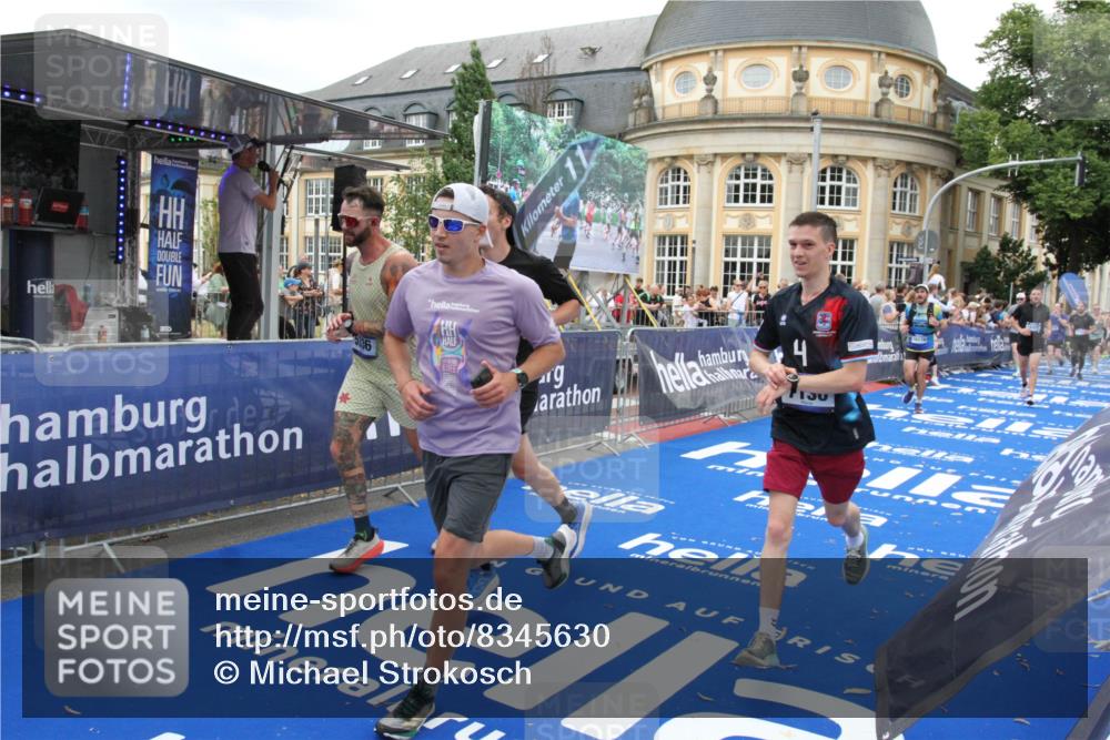 29.06.2025 - hella hamburg halbmarathon Michael Strokosch http://msf.ph/oto/8345630 29.06.2025 10:52:06 Ziel 2595, 4033, 5336, 5378, 6390, 7130, 7409, 7724, 7732, 8413, 8977, 10057, 12580, 15356, 15506, 15829, 16179, 16666, 17978, 18869 meine-sportfotos.de
