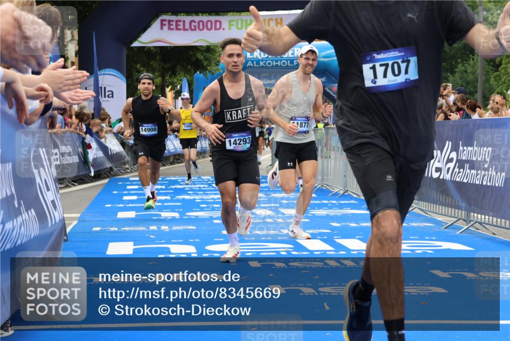 29.06.2025 - hella hamburg halbmarathon Strokosch-Dieckow http://msf.ph/oto/8345669 29.06.2025 10:32:35 Ziel 1707, 1990, 7965, 11877, 12987, 13199, 13961, 14293, 14908, 16619, 17117, 17151, 18135, 18562, 18563 meine-sportfotos.de