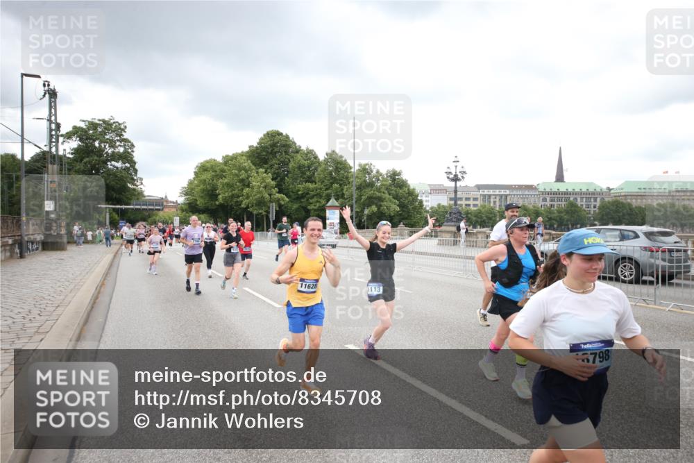 29.06.2025 - hella hamburg halbmarathon Jannik Wohlers http://msf.ph/oto/8345708 29.06.2025 10:56:00 Lombardsbrücke 1047, 1113, 2915, 3257, 3520, 3675, 3676, 3953, 3987, 4083, 5237, 5693, 5757, 6690, 7025, 7028, 7090, 7307, 7711, 8108, 8517, 8606, 8766, 9383, 9606, 9948, 9953, 10555, 10569, 10740, 10784, 10932, 11298, 11628, 11863, 12295, 12296, 12543, 12551, 13096, 13395, 13965, 14613, 15103, 15443, 15696, 15699, 15747, 16034, 16655, 16934, 17084, 17092, 17398, 17494, 17649, 17673, 17797, 18047, 18247, 18798 meine-sportfotos.de