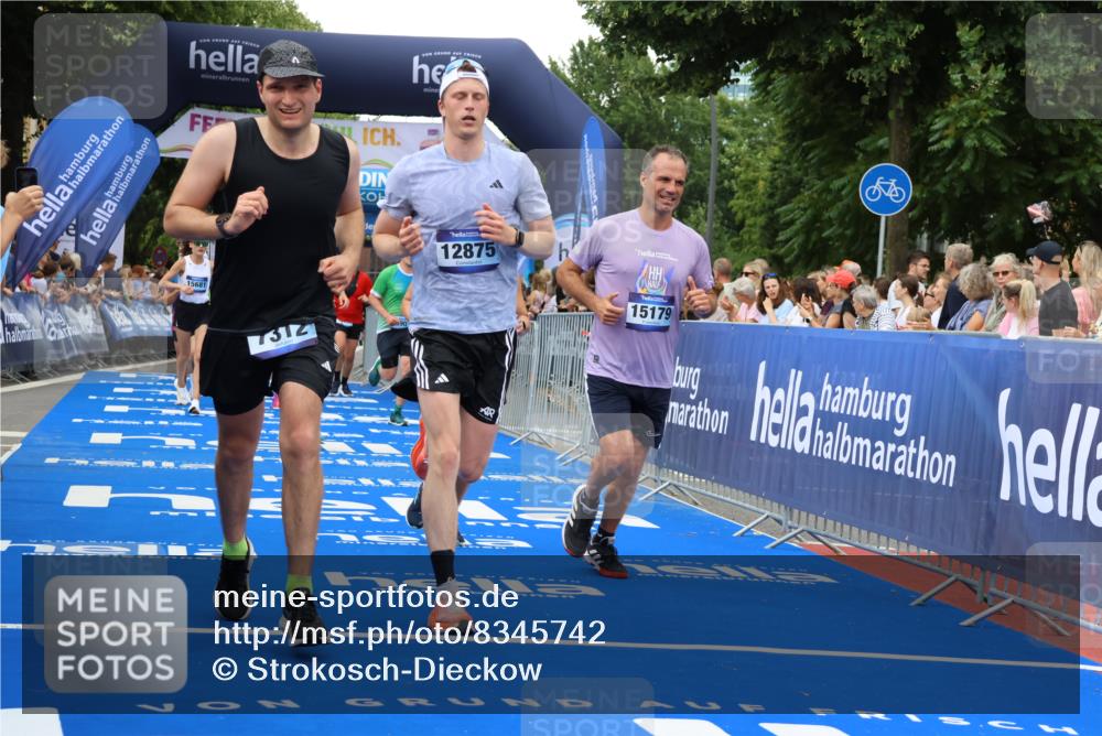 29.06.2025 - hella hamburg halbmarathon Strokosch-Dieckow http://msf.ph/oto/8345742 29.06.2025 10:53:15 Ziel 1683, 1727, 2074, 2111, 2354, 4065, 7312, 7383, 8273, 8361, 8651, 9142, 11844, 12490, 12875, 15179, 15681, 15838, 16929, 16986, 18134, 18901 meine-sportfotos.de