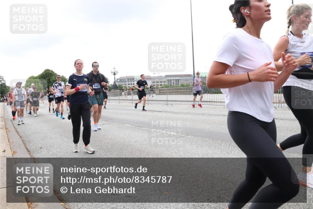 29.06.2025 - hella hamburg halbmarathon Lena Gebhardt http://msf.ph/oto/8345787 29.06.2025 10:47:49 Lombardsbrücke 18415, 1045, 4423, 1045, 1174, 1175, 1246, 1392, 1434, 1523, 1618, 1639, 1701, 1926, 2148, 2163, 2197, 2407, 2491, 2545, 2704, 2790, 2882, 2994, 3049, 3339, 3468, 4037, 4325, 4327, 4423, 4856, 4974, 4975, 5621, 5622, 5886, 5895, 6255, 6256, 6995, 7240, 7393, 7394, 7403, 7427, 7916, 7970, 8077, 8270, 8310, 8550, 8774, 8953, 9018, 9356, 9687, 9696, 9697, 10658, 10777, 10794, 10991, 11351, 11458, 11548, 11730, 11738, 11802, 11909, 12431 meine-sportfotos.de