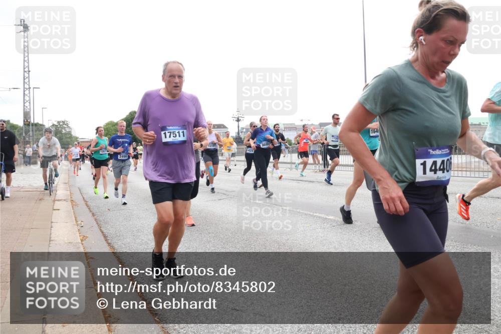 29.06.2025 - hella hamburg halbmarathon Lena Gebhardt http://msf.ph/oto/8345802 29.06.2025 10:38:28 Lombardsbrücke 12671, 2498, 17511, 15101, 9699, 3424, 164, 1440, 56, 1196, 1394, 1457, 1596, 1721, 1742, 1791, 1901, 1966, 2113, 2151, 2498, 2576, 2660, 2693, 2786, 3010, 3094, 3095, 3216, 3242, 3286, 3323, 3338, 3635, 3636, 3716, 3726, 3777, 3841, 3880, 4028, 4139, 4155, 4159, 4259, 4260, 4316, 4414, 4883, 4921, 5085, 5089, 5155, 5300, 5617, 5684, 5713, 5735, 5913, 6199, 6200, 6695, 6696, 6751, 6875, 6930, 7117, 7118, 7148, 7165, 7371, 7552, 7561, 7629, 7692, 7849, 7868, 7914 meine-sportfotos.de