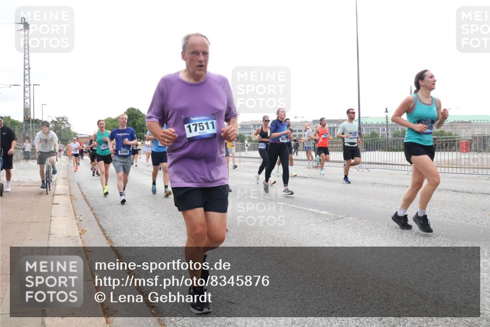 29.06.2025 - hella hamburg halbmarathon Lena Gebhardt http://msf.ph/oto/8345876 29.06.2025 10:38:28 Lombardsbrücke 12677, 2498, 17511, 424, 969, 17200, 65, 56, 1196, 1394, 1457, 1596, 1721, 1742, 1791, 1901, 1966, 2113, 2151, 2498, 2576, 2660, 2693, 2786, 3010, 3094, 3095, 3216, 3242, 3286, 3323, 3338, 3635, 3636, 3716, 3726, 3777, 3841, 3880, 4028, 4139, 4155, 4159, 4259, 4260, 4316, 4414, 4883, 4921, 5085, 5089, 5155, 5300, 5617, 5684, 5713, 5735, 5913, 6199, 6200, 6695, 6696, 6751, 6875, 6930, 7117, 7118, 7148, 7165, 7371, 7552, 7561, 7629, 7692, 7849, 7868, 7914 meine-sportfotos.de