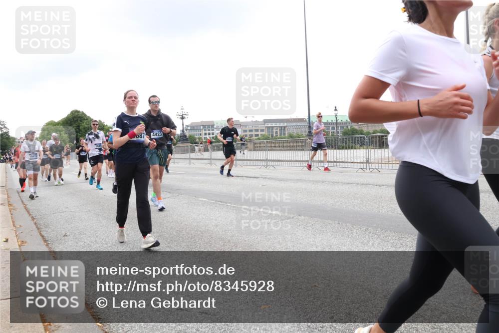 29.06.2025 - hella hamburg halbmarathon Lena Gebhardt http://msf.ph/oto/8345928 29.06.2025 10:47:49 Lombardsbrücke 18415, 1045, 087, 4423, 1045, 1174, 1175, 1246, 1392, 1434, 1523, 1618, 1639, 1701, 1926, 2148, 2163, 2197, 2407, 2491, 2545, 2704, 2790, 2882, 2994, 3049, 3339, 3468, 4037, 4325, 4327, 4423, 4856, 4974, 4975, 5621, 5622, 5886, 5895, 6255, 6256, 6995, 7240, 7393, 7394, 7403, 7427, 7916, 7970, 8077, 8270, 8310, 8550, 8774, 8953, 9018, 9356, 9687, 9696, 9697, 10658, 10777, 10794, 10991, 11351, 11458, 11548, 11730, 11738, 11802, 11909, 12431 meine-sportfotos.de
