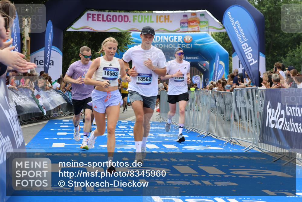29.06.2025 - hella hamburg halbmarathon Strokosch-Dieckow http://msf.ph/oto/8345960 29.06.2025 10:32:30 Ziel 1707, 5070, 5746, 7845, 8883, 11745, 11877, 13199, 14293, 14908, 16619, 16957, 18135, 18562, 18563 meine-sportfotos.de