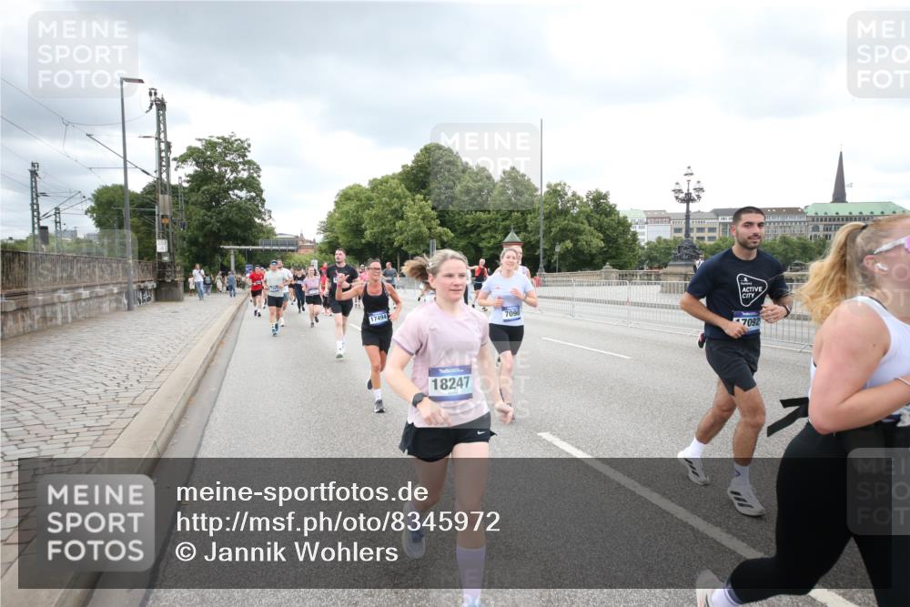 29.06.2025 - hella hamburg halbmarathon Jannik Wohlers http://msf.ph/oto/8345972 29.06.2025 10:56:05 Lombardsbrücke 1047, 1113, 2143, 2307, 2887, 2915, 2991, 3438, 3520, 3614, 3675, 3676, 3953, 3987, 4773, 5237, 5438, 5693, 5757, 6690, 7090, 7307, 7711, 8108, 8517, 8606, 8766, 8939, 8943, 9383, 9910, 9948, 9953, 10555, 10569, 10571, 10932, 10936, 11089, 11204, 11628, 12221, 12543, 13096, 13965, 14613, 14746, 15443, 15747, 16034, 16934, 17084, 17092, 17494, 17649, 17673, 17797, 18047, 18197, 18247, 18798 meine-sportfotos.de