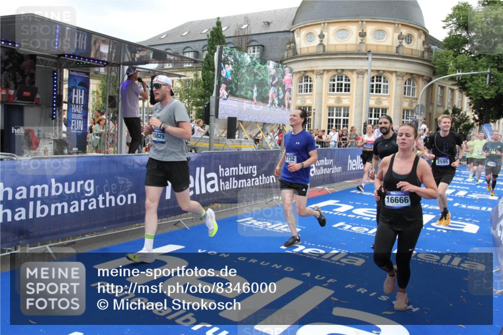 29.06.2025 - hella hamburg halbmarathon Michael Strokosch http://msf.ph/oto/8346000 29.06.2025 10:52:12 Ziel 1482, 2397, 2595, 5032, 5093, 5378, 6897, 7732, 9082, 12135, 12580, 13726, 14248, 14300, 15275, 15829, 16003, 16179, 16320, 16591, 16666, 17033, 17130, 18475, 18801 meine-sportfotos.de