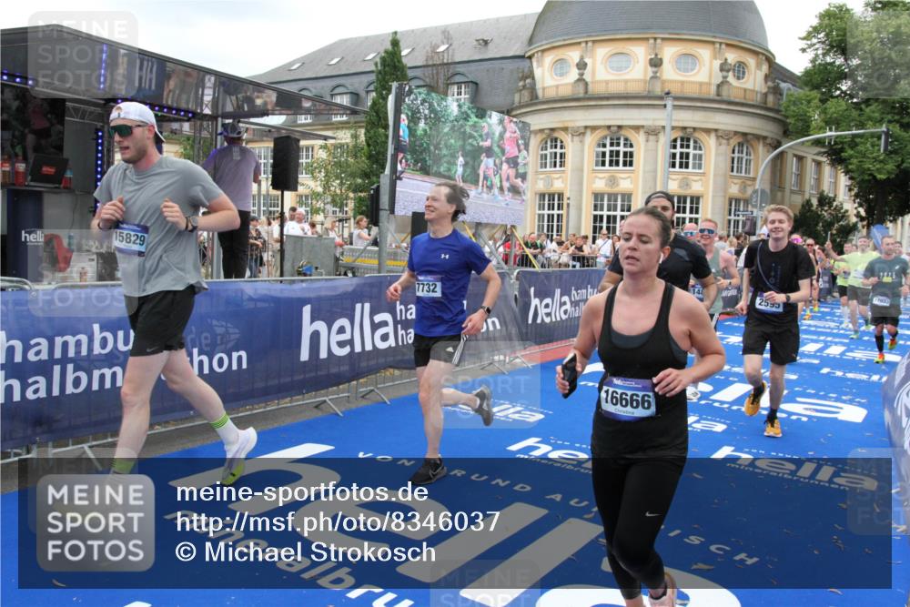 29.06.2025 - hella hamburg halbmarathon Michael Strokosch http://msf.ph/oto/8346037 29.06.2025 10:52:12 Ziel 1482, 2397, 2595, 5032, 5093, 5378, 6897, 7732, 9082, 12135, 12580, 13726, 14248, 14300, 15275, 15829, 16003, 16179, 16320, 16591, 16666, 17033, 17130, 18475, 18801 meine-sportfotos.de