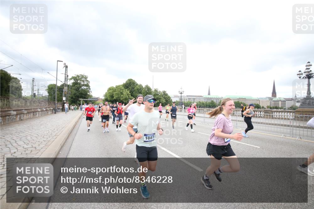 29.06.2025 - hella hamburg halbmarathon Jannik Wohlers http://msf.ph/oto/8346228 29.06.2025 10:56:10 Lombardsbrücke 1047, 2143, 2307, 2887, 2915, 2991, 3438, 3520, 3614, 3675, 3676, 3953, 3987, 4773, 5237, 5438, 5911, 6690, 7090, 7307, 7711, 8108, 8606, 8766, 8939, 8943, 9172, 9210, 9383, 9910, 10555, 10569, 10571, 10932, 10936, 11089, 11204, 11628, 12221, 12328, 12354, 12543, 13096, 13108, 14613, 14711, 14746, 15747, 16034, 16934, 17092, 17494, 17797, 18047, 18197, 18247 meine-sportfotos.de