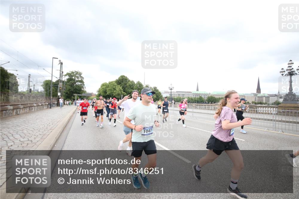 29.06.2025 - hella hamburg halbmarathon Jannik Wohlers http://msf.ph/oto/8346251 29.06.2025 10:56:10 Lombardsbrücke 1047, 2143, 2307, 2887, 2915, 2991, 3438, 3520, 3614, 3675, 3676, 3953, 3987, 4773, 5237, 5438, 5911, 6690, 7090, 7307, 7711, 8108, 8606, 8766, 8939, 8943, 9172, 9210, 9383, 9910, 10555, 10569, 10571, 10932, 10936, 11089, 11204, 11628, 12221, 12328, 12354, 12543, 13096, 13108, 14613, 14711, 14746, 15747, 16034, 16934, 17092, 17494, 17797, 18047, 18197, 18247 meine-sportfotos.de