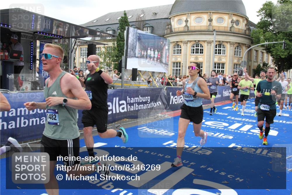 29.06.2025 - hella hamburg halbmarathon Michael Strokosch http://msf.ph/oto/8346269 29.06.2025 10:52:14 Ziel 1482, 2397, 2595, 4837, 5032, 5087, 5093, 5378, 5482, 6897, 7732, 9082, 12135, 12580, 13726, 14248, 14300, 15275, 15829, 16003, 16320, 16591, 16666, 17033, 17130, 18475, 18801 meine-sportfotos.de