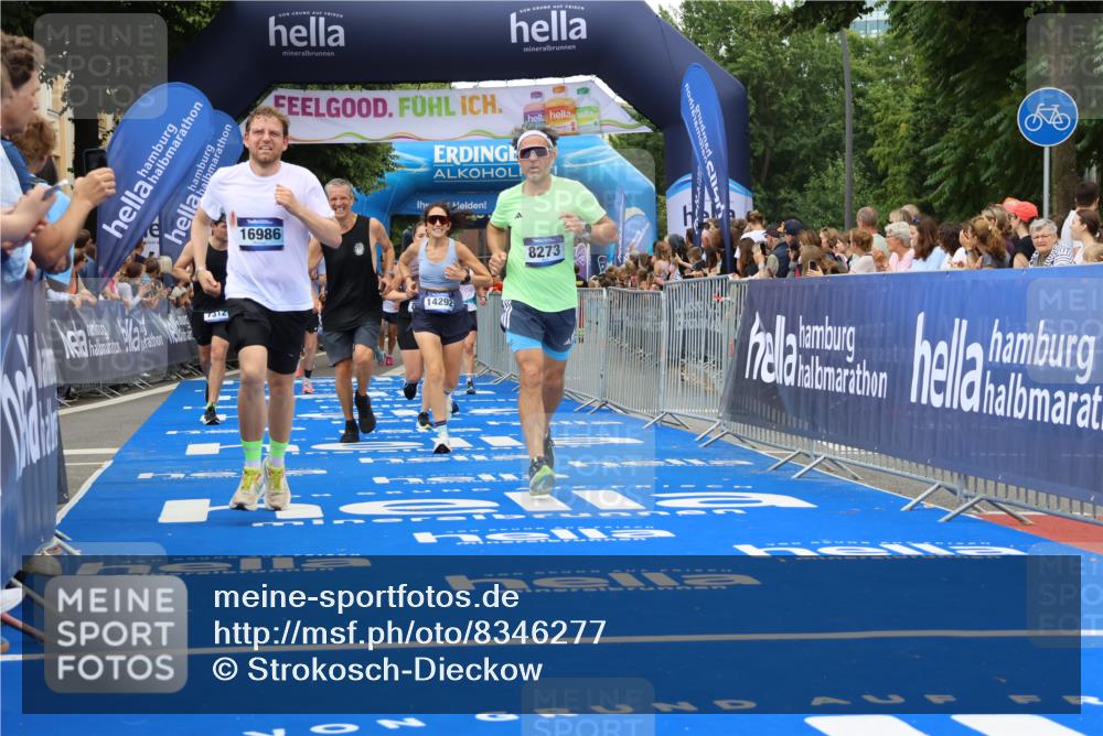 29.06.2025 - hella hamburg halbmarathon Strokosch-Dieckow http://msf.ph/oto/8346277 29.06.2025 10:53:10 Ziel 2074, 2111, 2208, 3059, 3258, 4121, 7312, 7383, 7864, 8273, 8361, 9142, 9537, 12875, 14323, 15179, 16929, 16986, 19208 meine-sportfotos.de