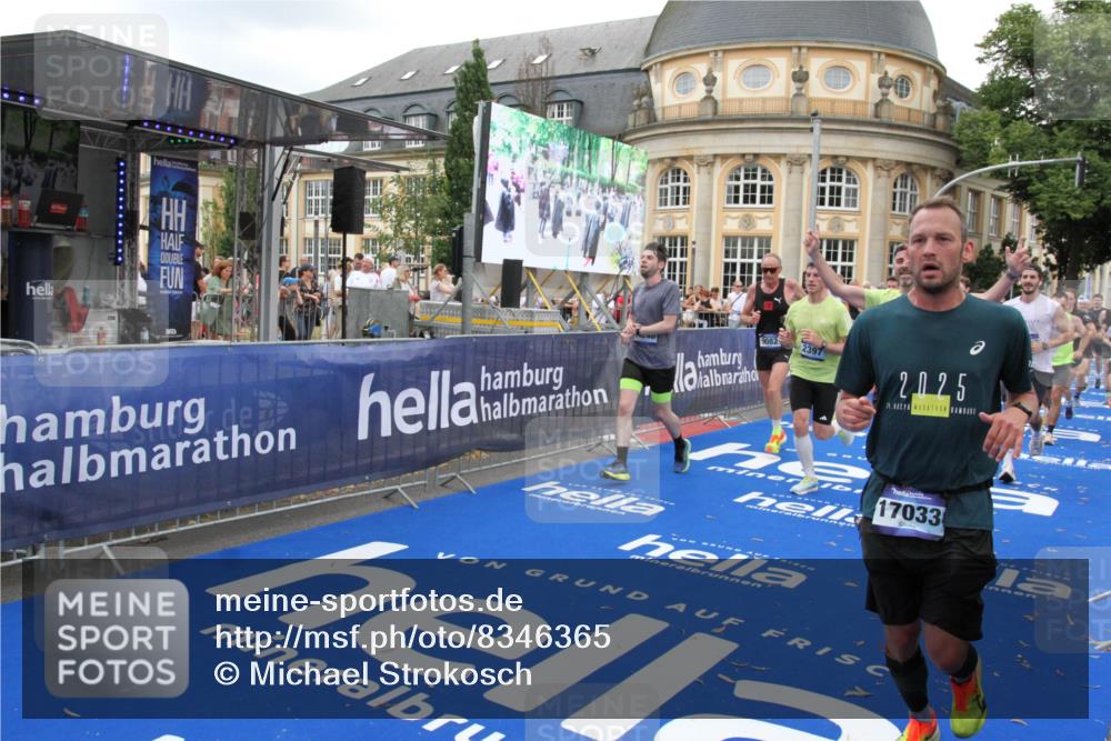 29.06.2025 - hella hamburg halbmarathon Michael Strokosch http://msf.ph/oto/8346365 29.06.2025 10:52:15 Ziel 1482, 2397, 2595, 4837, 5032, 5087, 5093, 5378, 5482, 6897, 9074, 9082, 12135, 12580, 13726, 14248, 14300, 15275, 16003, 16320, 16591, 17033, 17130, 18475, 18801 meine-sportfotos.de