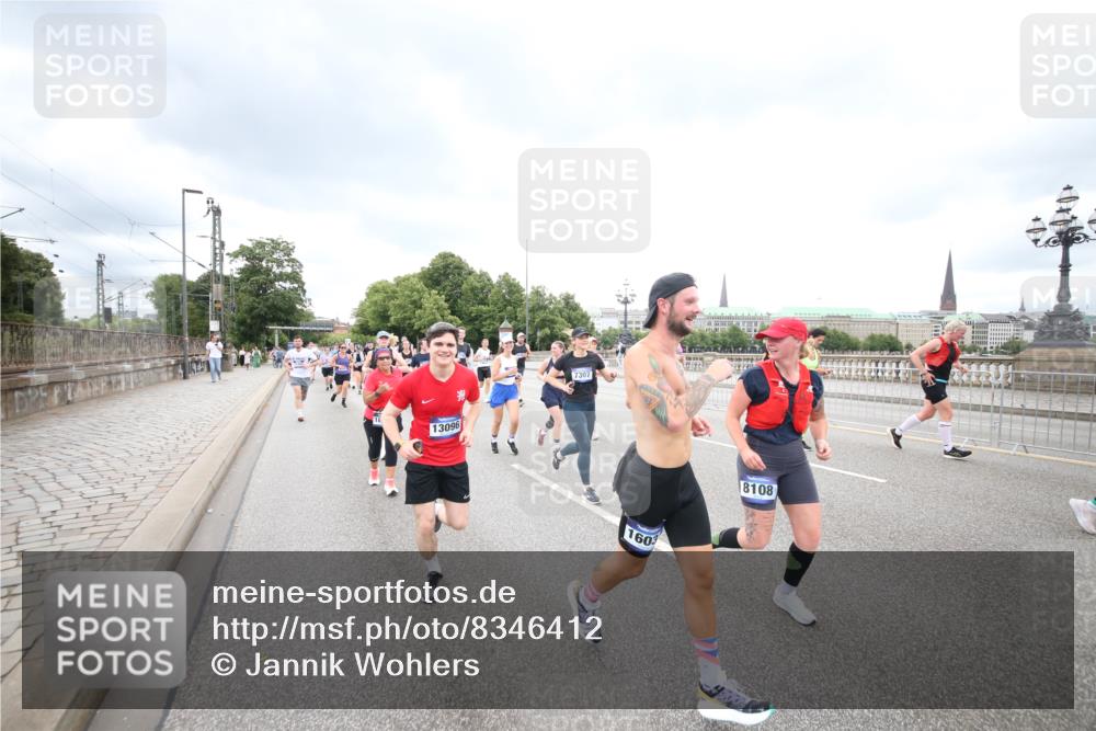 29.06.2025 - hella hamburg halbmarathon Jannik Wohlers http://msf.ph/oto/8346412 29.06.2025 10:56:12 Lombardsbrücke 1047, 2143, 2307, 2887, 2915, 2991, 3438, 3516, 3517, 3520, 3614, 3675, 3676, 3953, 3987, 4773, 5237, 5438, 5911, 6348, 6349, 6690, 7090, 7307, 7711, 8108, 8150, 8606, 8939, 8943, 9172, 9210, 9910, 10555, 10569, 10571, 10932, 10936, 11047, 11089, 11204, 11628, 12221, 12328, 12354, 12543, 12993, 13096, 13108, 13834, 14613, 14711, 14746, 15747, 16034, 16934, 17092, 17494, 17797, 18047, 18197, 18247 meine-sportfotos.de