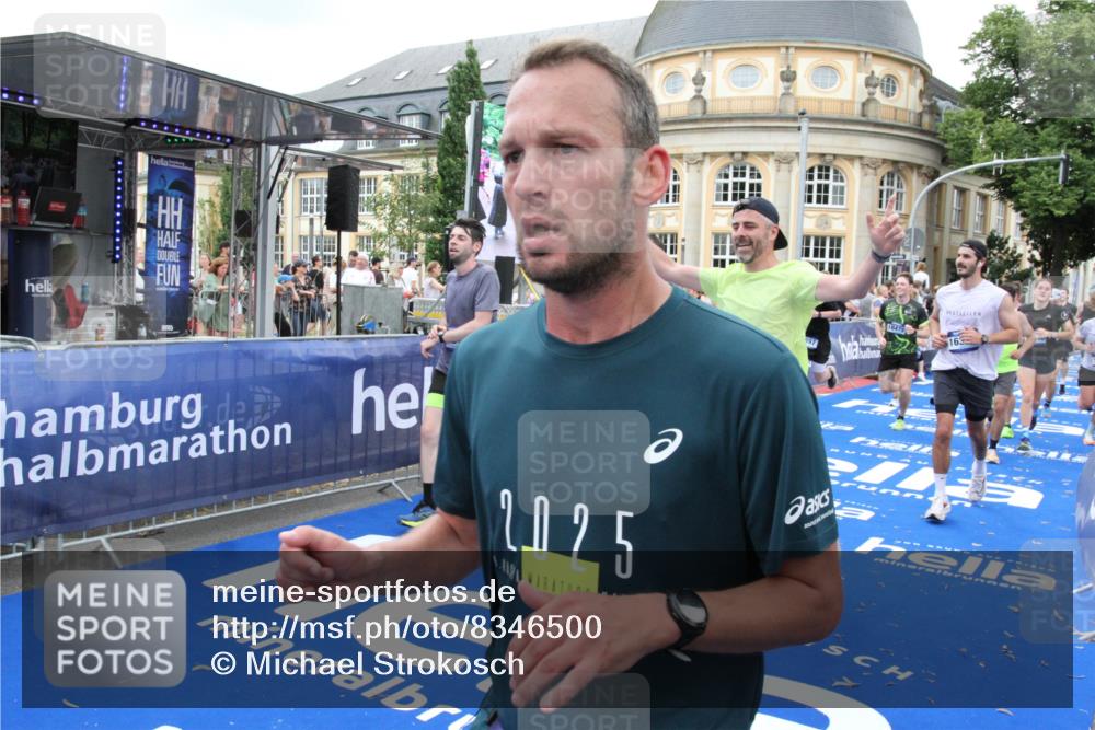 29.06.2025 - hella hamburg halbmarathon Michael Strokosch http://msf.ph/oto/8346500 29.06.2025 10:52:16 Ziel 1482, 2397, 4419, 4837, 5032, 5087, 5093, 5482, 6897, 9074, 9082, 12135, 13726, 14248, 14300, 15275, 16003, 16320, 16591, 17033, 17130, 18475, 18801 meine-sportfotos.de