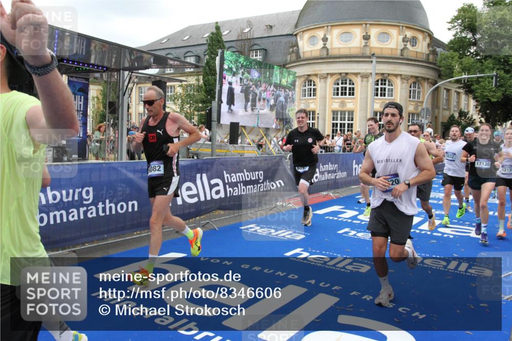 29.06.2025 - hella hamburg halbmarathon Michael Strokosch http://msf.ph/oto/8346606 29.06.2025 10:52:16 Ziel 1482, 2397, 4419, 4837, 5032, 5087, 5093, 5482, 6897, 9074, 9082, 12135, 13726, 14248, 14300, 15275, 16003, 16320, 16591, 17033, 17130, 18475, 18801 meine-sportfotos.de
