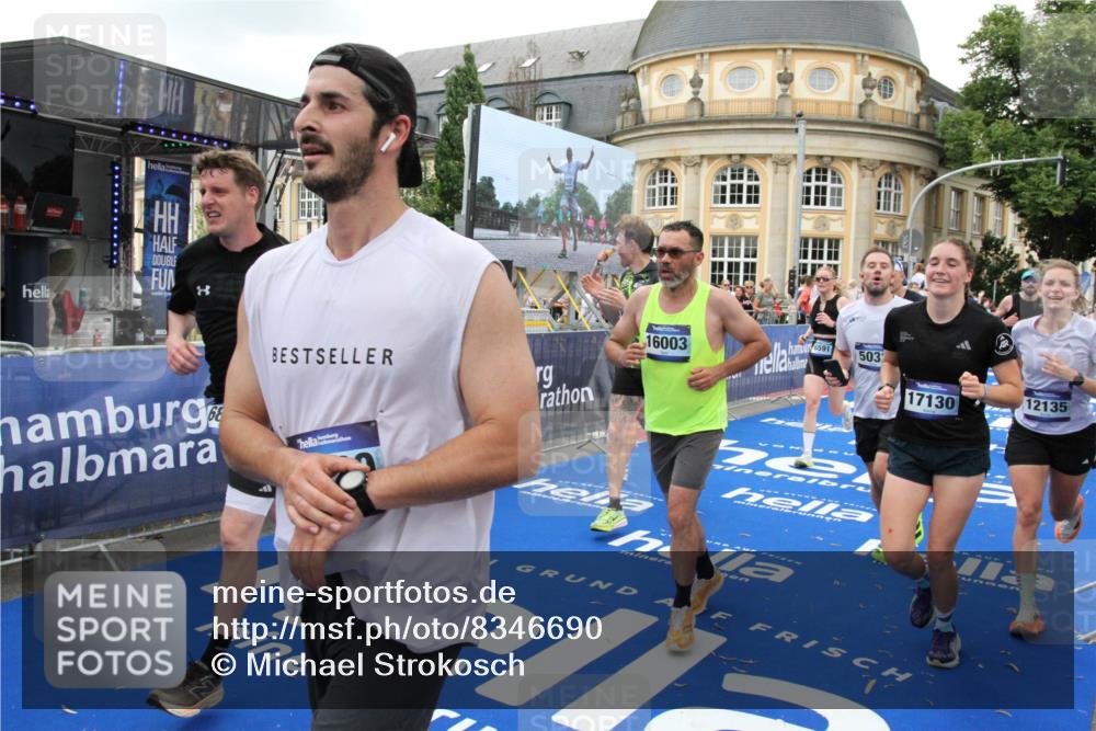 29.06.2025 - hella hamburg halbmarathon Michael Strokosch http://msf.ph/oto/8346690 29.06.2025 10:52:17 Ziel 2397, 4419, 4837, 5032, 5087, 5482, 6164, 6897, 7896, 9074, 9082, 12135, 13726, 14248, 14300, 15275, 15446, 16003, 16320, 16591, 17033, 17130, 18475 meine-sportfotos.de