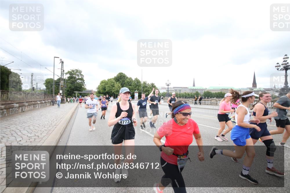 29.06.2025 - hella hamburg halbmarathon Jannik Wohlers http://msf.ph/oto/8346712 29.06.2025 10:56:14 Lombardsbrücke 1047, 2143, 2307, 2887, 2991, 3438, 3516, 3517, 3520, 3614, 3675, 3676, 3953, 3987, 4094, 4118, 4773, 5237, 5438, 5911, 5944, 6348, 6349, 7307, 7711, 8108, 8150, 8606, 8939, 8943, 9172, 9210, 9517, 9902, 9905, 9910, 10555, 10569, 10571, 10932, 10936, 11047, 11089, 11204, 12221, 12328, 12354, 12543, 12993, 13096, 13108, 13834, 14613, 14711, 14746, 15215, 15747, 16034, 16934, 17494, 17797, 18047, 18197 meine-sportfotos.de