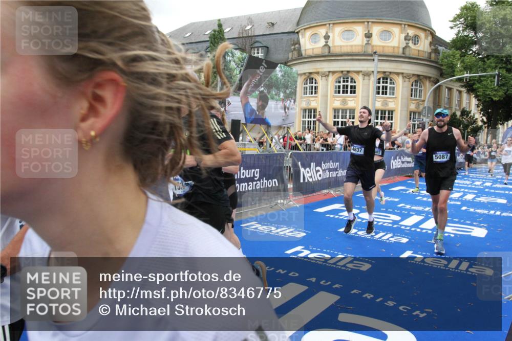 29.06.2025 - hella hamburg halbmarathon Michael Strokosch http://msf.ph/oto/8346775 29.06.2025 10:52:19 Ziel 4419, 4587, 4837, 5032, 5087, 5482, 6164, 6897, 7896, 9074, 9082, 12135, 13707, 14300, 15275, 15446, 16003, 16320, 16591, 17130, 17773, 18475 meine-sportfotos.de