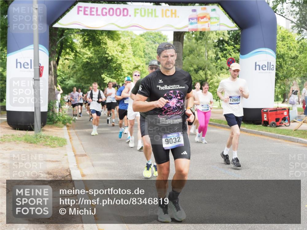 29.06.2025 - hella hamburg halbmarathon MichiJ http://msf.ph/oto/8346819 29.06.2025 10:40:41 Zwischen KM18-KM19 3334, 3999, 5077, 6723, 7918, 8335, 9032, 10724, 11009, 11333, 11689, 12607, 12910, 13033, 13865, 14239, 16467, 16780, 18418 meine-sportfotos.de