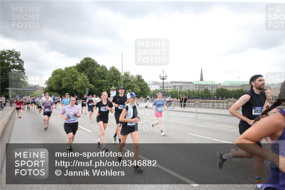 29.06.2025 - hella hamburg halbmarathon Jannik Wohlers http://msf.ph/oto/8346882 29.06.2025 10:56:17 Lombardsbrücke 1047, 2143, 2307, 2887, 2991, 3418, 3438, 3516, 3517, 3520, 3614, 3675, 3676, 4094, 4118, 4773, 5237, 5438, 5911, 5944, 6348, 6349, 7307, 7381, 8108, 8150, 8606, 8939, 8943, 9172, 9210, 9402, 9404, 9517, 9902, 9905, 9910, 10138, 10309, 10555, 10569, 10571, 10932, 10936, 11047, 11089, 11204, 12221, 12328, 12354, 12543, 12993, 13096, 13108, 13801, 13834, 14117, 14472, 14711, 14746, 15215, 15747, 15748, 15823, 16034, 16934, 17797, 18047, 18197 meine-sportfotos.de