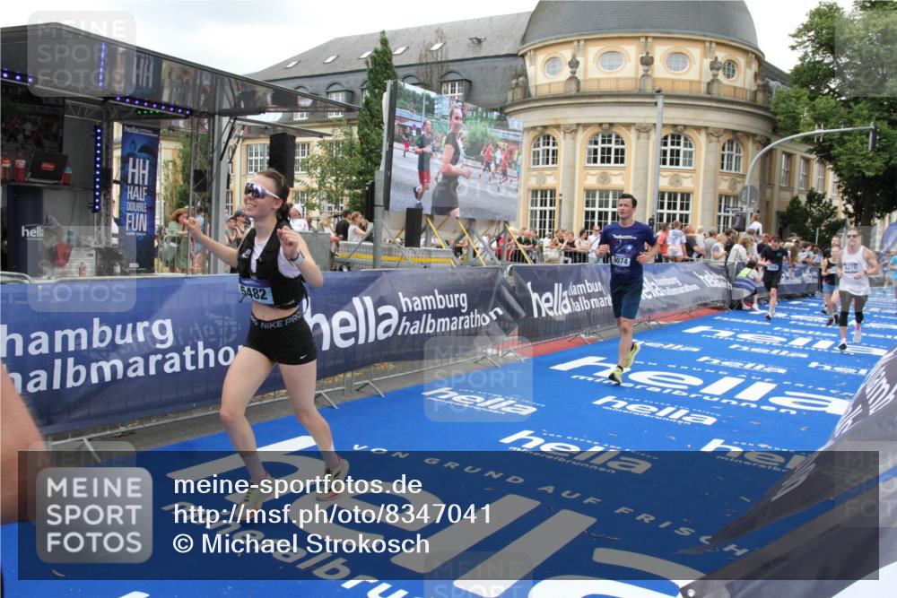 29.06.2025 - hella hamburg halbmarathon Michael Strokosch http://msf.ph/oto/8347041 29.06.2025 10:52:20 Ziel 4140, 4419, 4587, 4837, 5032, 5087, 5482, 6164, 7896, 9074, 12135, 13707, 14300, 15275, 15446, 16003, 16591, 17130, 17773, 18475 meine-sportfotos.de