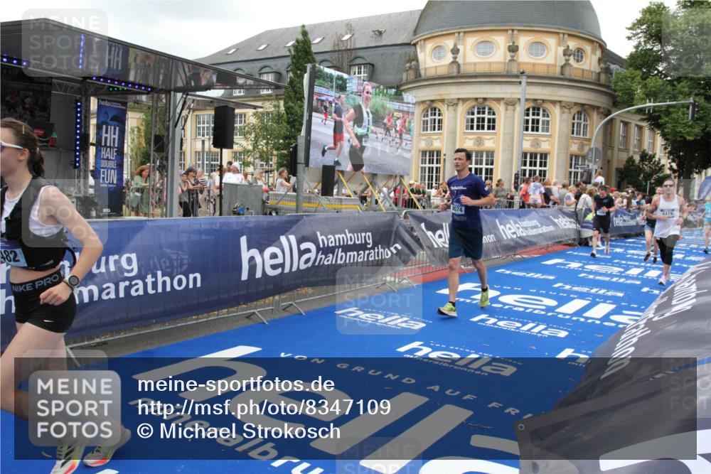 29.06.2025 - hella hamburg halbmarathon Michael Strokosch http://msf.ph/oto/8347109 29.06.2025 10:52:21 Ziel 4140, 4419, 4587, 4837, 5087, 5482, 6164, 7896, 9074, 13707, 15275, 15446, 16591, 17773 meine-sportfotos.de