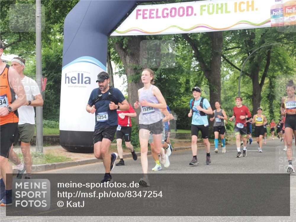 29.06.2025 - hella hamburg halbmarathon KatJ http://msf.ph/oto/8347254 29.06.2025 10:49:54 Zwischen KM18-KM19 1254, 1334, 1573, 1722, 1881, 3001, 3921, 4370, 4665, 5384, 5734 meine-sportfotos.de