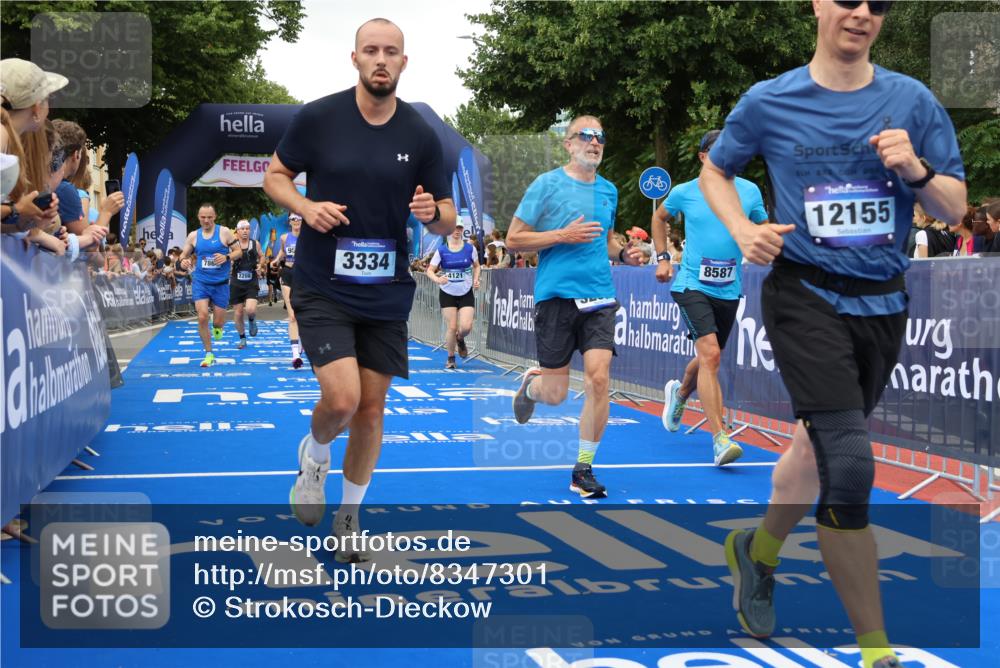 29.06.2025 - hella hamburg halbmarathon Strokosch-Dieckow http://msf.ph/oto/8347301 29.06.2025 10:53:02 Ziel 2111, 2208, 3059, 3258, 3334, 4121, 4770, 5907, 7509, 7864, 8587, 9093, 9537, 12155, 12367, 12519, 12910, 14323, 14791, 15430, 18590, 18720, 19208 meine-sportfotos.de