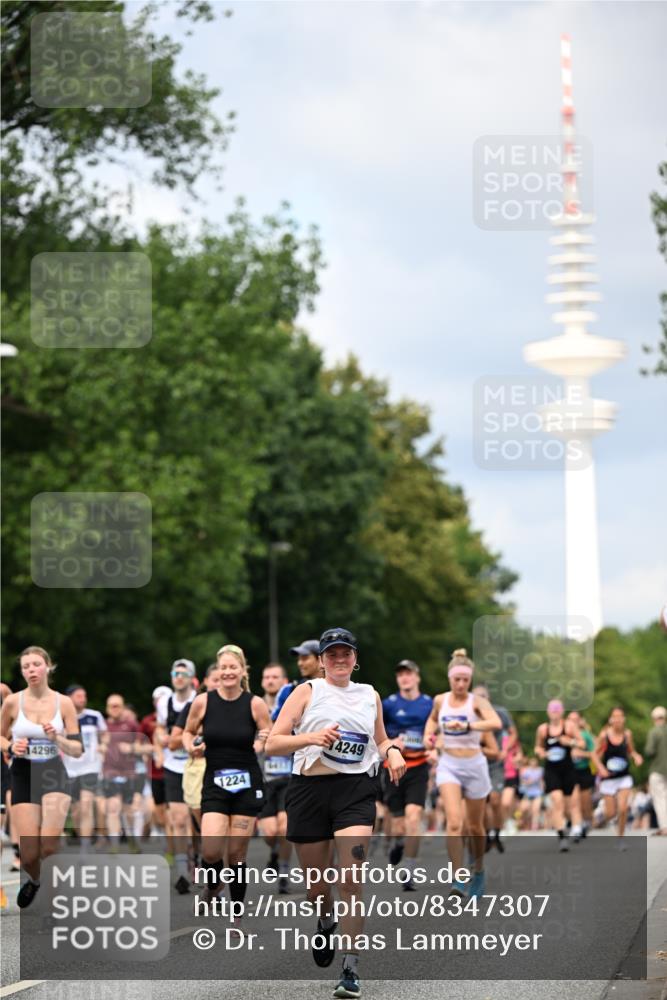 29.06.2025 - hella hamburg halbmarathon Dr. Thomas Lammeyer http://msf.ph/oto/8347307 29.06.2025 10:40:40 Kennedybrücke 1008, 1010, 1102, 1183, 1224, 1284, 3243, 3401, 3699, 3990, 4245, 4902, 4937, 5171, 5246, 5540, 5747, 5809, 5919, 6184, 6417, 8530, 8581, 9229, 9295, 9432, 9694, 9701, 10487, 10531, 10577, 10984 meine-sportfotos.de