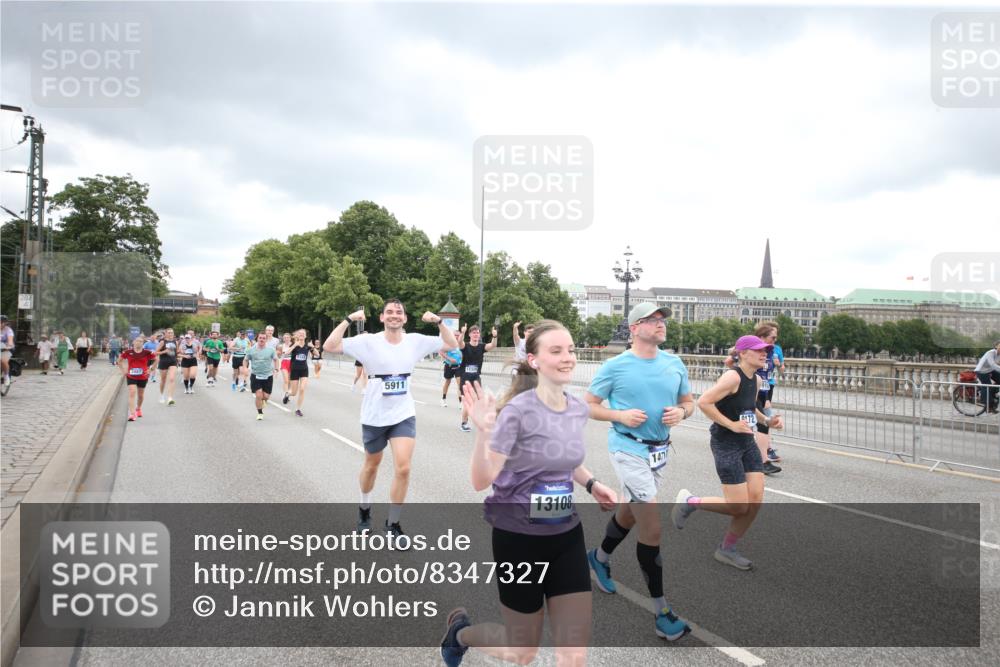 29.06.2025 - hella hamburg halbmarathon Jannik Wohlers http://msf.ph/oto/8347327 29.06.2025 10:56:20 Lombardsbrücke 2143, 2307, 2887, 2932, 2991, 3348, 3418, 3438, 3516, 3517, 3520, 3614, 4094, 4118, 4773, 5438, 5589, 5911, 5944, 6348, 6349, 7381, 8108, 8150, 8606, 8939, 8943, 9172, 9210, 9402, 9404, 9517, 9902, 9905, 9910, 10138, 10309, 10555, 10569, 10571, 10936, 11047, 11089, 11204, 12221, 12328, 12354, 12993, 13096, 13108, 13273, 13671, 13801, 13834, 14117, 14472, 14711, 14746, 15215, 15748, 15823, 16034, 18197 meine-sportfotos.de