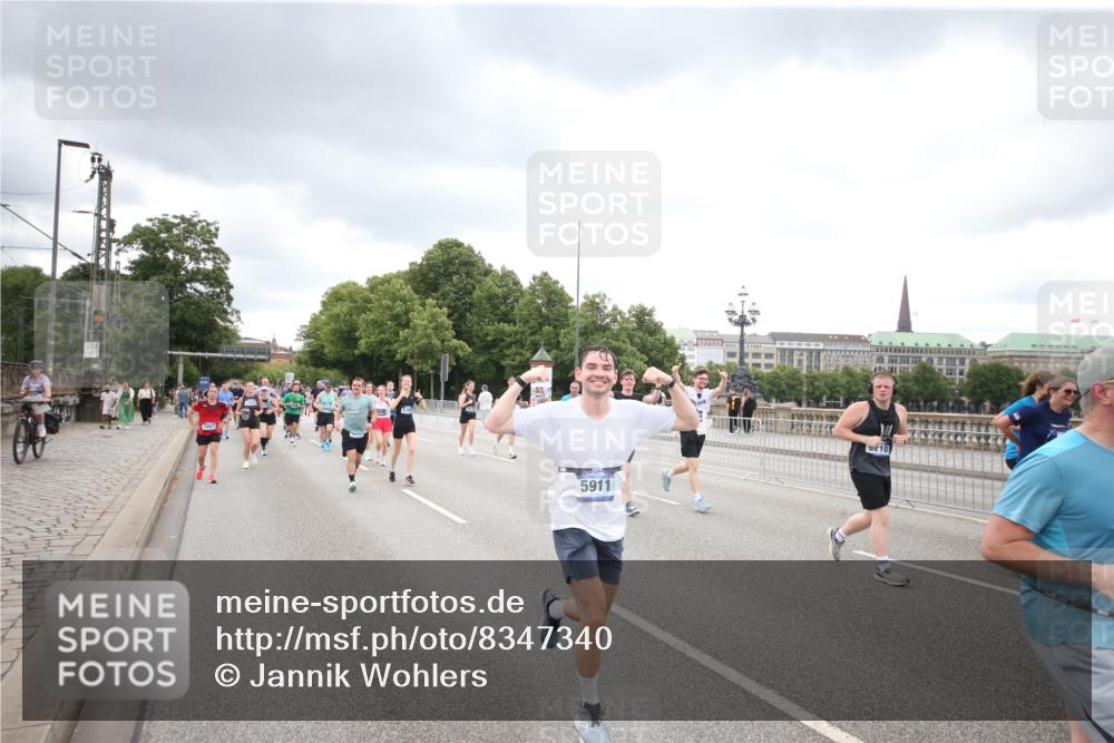 29.06.2025 - hella hamburg halbmarathon Jannik Wohlers http://msf.ph/oto/8347340 29.06.2025 10:56:20 Lombardsbrücke 2143, 2307, 2887, 2932, 2991, 3348, 3418, 3438, 3516, 3517, 3520, 3614, 4094, 4118, 4773, 5438, 5589, 5911, 5944, 6348, 6349, 7381, 8108, 8150, 8606, 8939, 8943, 9172, 9210, 9402, 9404, 9517, 9902, 9905, 9910, 10138, 10309, 10555, 10569, 10571, 10936, 11047, 11089, 11204, 12221, 12328, 12354, 12993, 13096, 13108, 13273, 13671, 13801, 13834, 14117, 14472, 14711, 14746, 15215, 15748, 15823, 16034, 18197 meine-sportfotos.de
