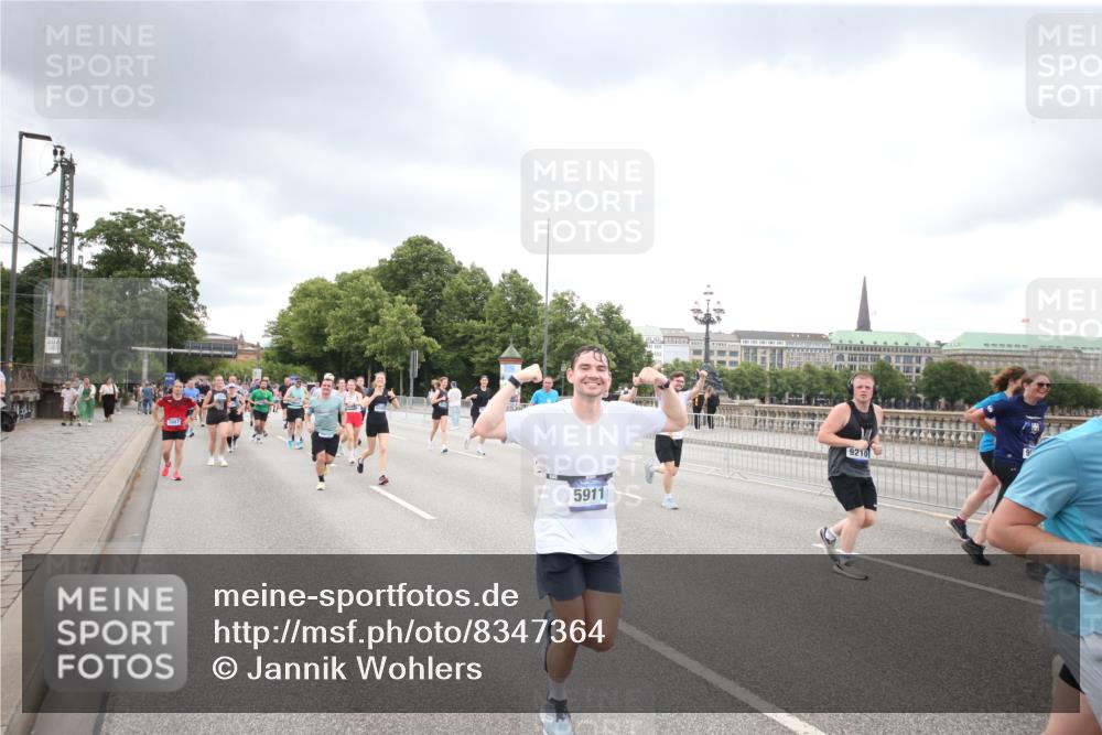29.06.2025 - hella hamburg halbmarathon Jannik Wohlers http://msf.ph/oto/8347364 29.06.2025 10:56:20 Lombardsbrücke 2143, 2307, 2887, 2932, 2991, 3348, 3418, 3438, 3516, 3517, 3520, 3614, 4094, 4118, 4773, 5438, 5589, 5911, 5944, 6348, 6349, 7381, 8108, 8150, 8606, 8939, 8943, 9172, 9210, 9402, 9404, 9517, 9902, 9905, 9910, 10138, 10309, 10555, 10569, 10571, 10936, 11047, 11089, 11204, 12221, 12328, 12354, 12993, 13096, 13108, 13273, 13671, 13801, 13834, 14117, 14472, 14711, 14746, 15215, 15748, 15823, 16034, 18197 meine-sportfotos.de