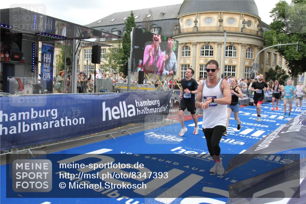 29.06.2025 - hella hamburg halbmarathon Michael Strokosch http://msf.ph/oto/8347393 29.06.2025 10:52:23 Ziel 4140, 4419, 4587, 6164, 7896, 9074, 13211, 13707, 15144, 15446, 17773, 17997 meine-sportfotos.de