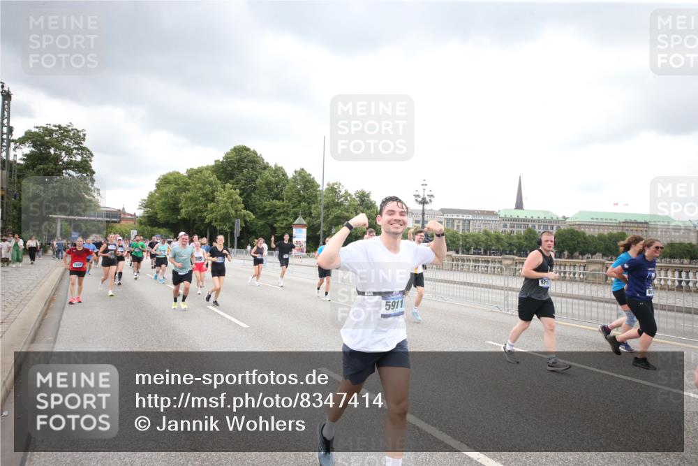 29.06.2025 - hella hamburg halbmarathon Jannik Wohlers http://msf.ph/oto/8347414 29.06.2025 10:56:20 Lombardsbrücke 2143, 2307, 2887, 2932, 2991, 3348, 3418, 3438, 3516, 3517, 3520, 3614, 4094, 4118, 4773, 5438, 5589, 5911, 5944, 6348, 6349, 7381, 8108, 8150, 8606, 8939, 8943, 9172, 9210, 9402, 9404, 9517, 9902, 9905, 9910, 10138, 10309, 10555, 10569, 10571, 10936, 11047, 11089, 11204, 12221, 12328, 12354, 12993, 13096, 13108, 13273, 13671, 13801, 13834, 14117, 14472, 14711, 14746, 15215, 15748, 15823, 16034, 18197 meine-sportfotos.de