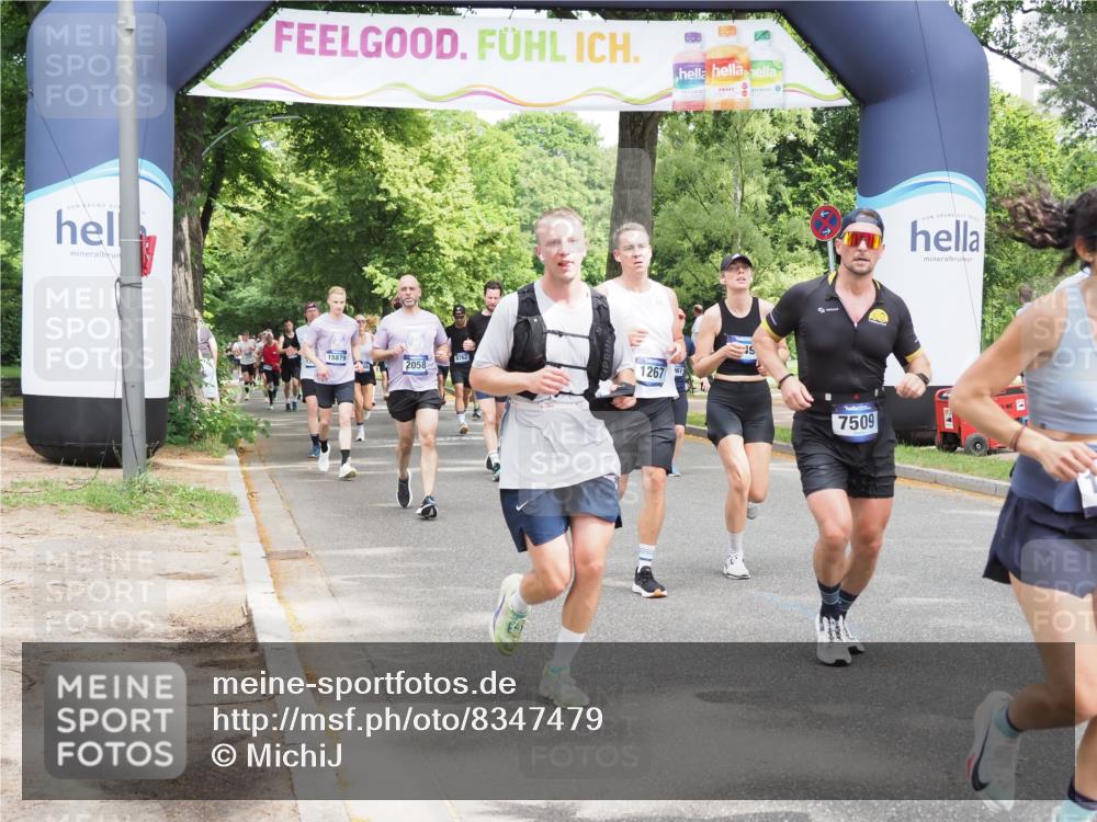 29.06.2025 - hella hamburg halbmarathon MichiJ http://msf.ph/oto/8347479 29.06.2025 10:40:44 Zwischen KM18-KM19 1267, 2771, 3334, 5077, 6723, 7509, 7918, 8335, 9032, 10263, 10549, 10724, 11009, 11333, 11689, 12607, 12910, 13297, 14239, 15497, 16467, 16780, 18418 meine-sportfotos.de